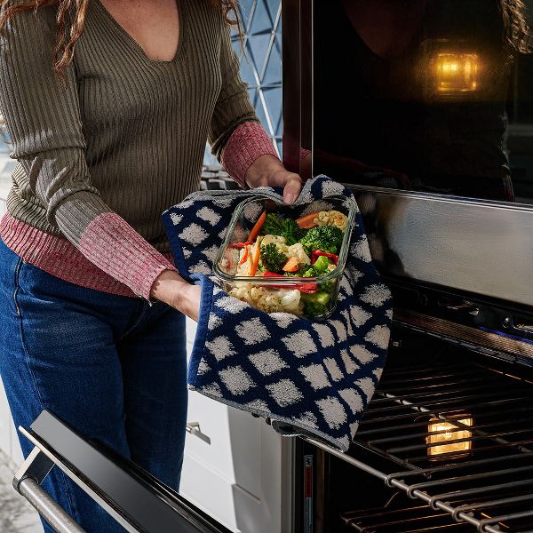 Le'raze 4pc Set of 8 Cup Large Glass Food Storage Containers with Airtight Lid Lock Lids - Freezer, Microwave & Oven Safe.