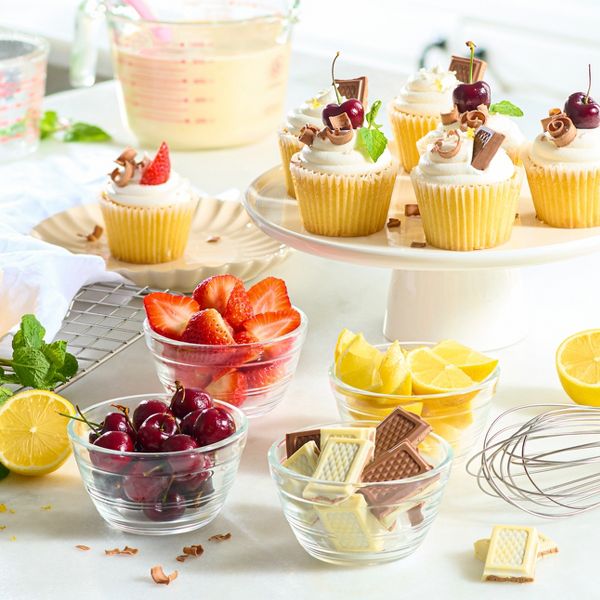 Le'raze 16pc Set of Stackable Small Glass Bowls with Airtight Lids - 8 Clear Mise en Place Food Prep Custard Cups + 8 Lids - 8oz.